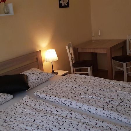 Apartman Lotos Mikulov Exteriör bild