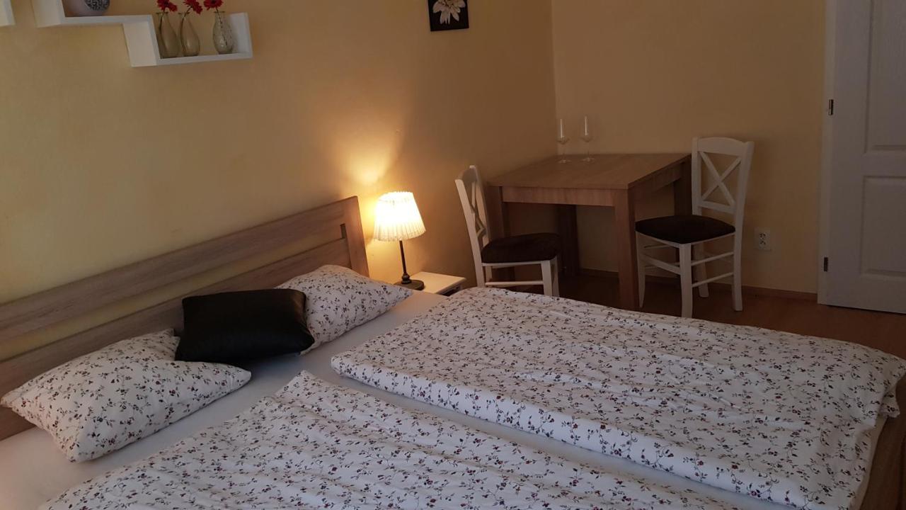 Apartman Lotos Mikulov Exteriör bild